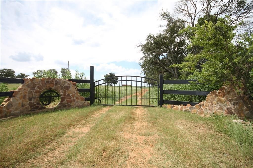 652 Longhorn Trl, Paige, TX 78659
