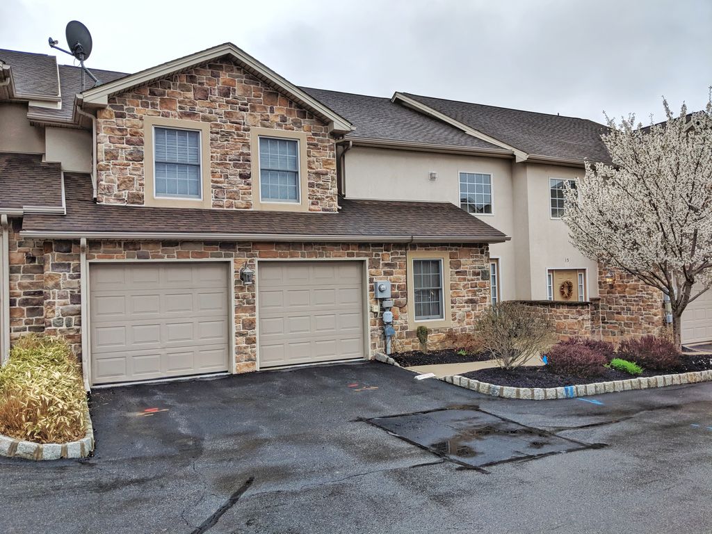 16 Holly Ct, Easton, PA 18040