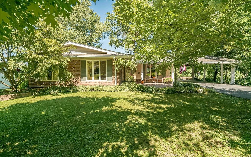 12173 Lake Placid Dr, Saint Louis, MO 63146