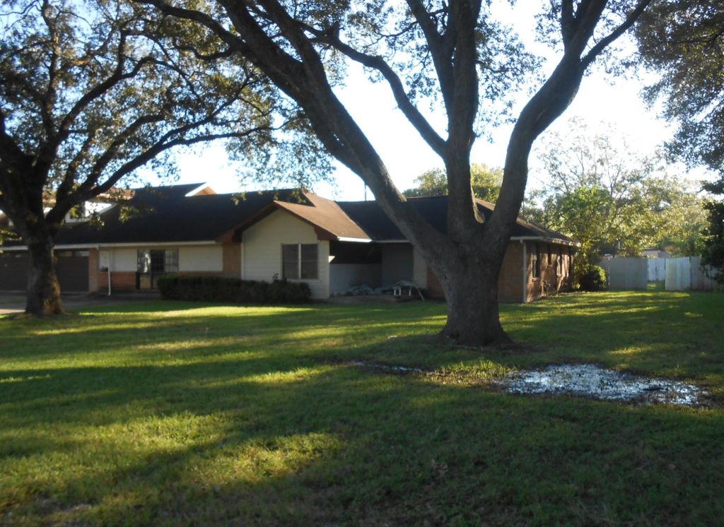 1915 Park Ave, Bay City, TX 77414