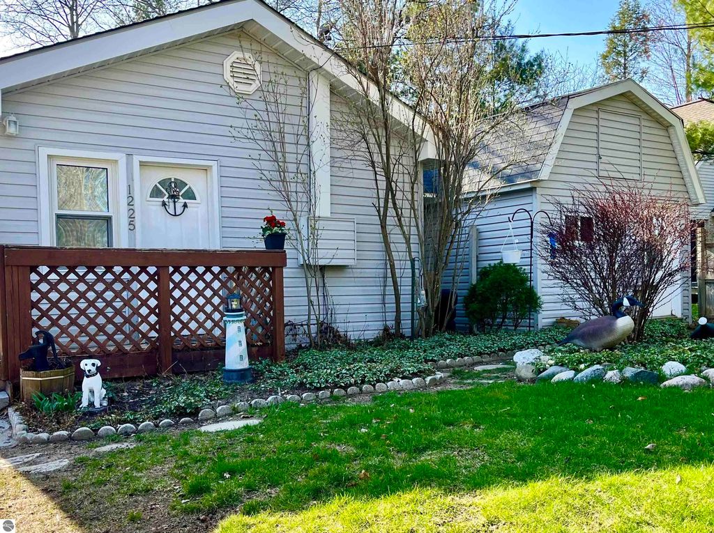 1225 Dyer Lake Rd, Traverse City, MI 49685