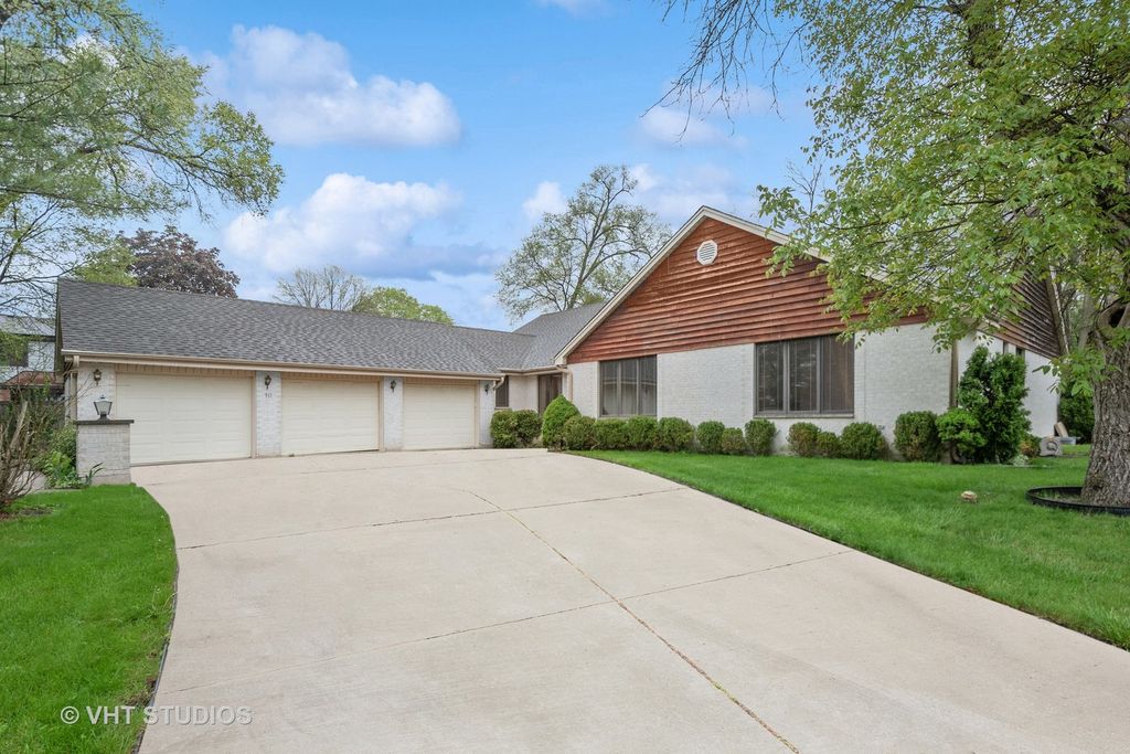 911 Countryside Ct, Glenview, IL 60025