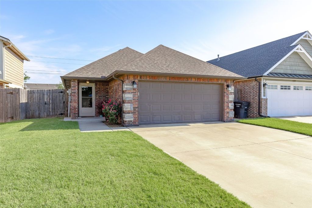 1311 SW 20th St, Moore, OK 73170