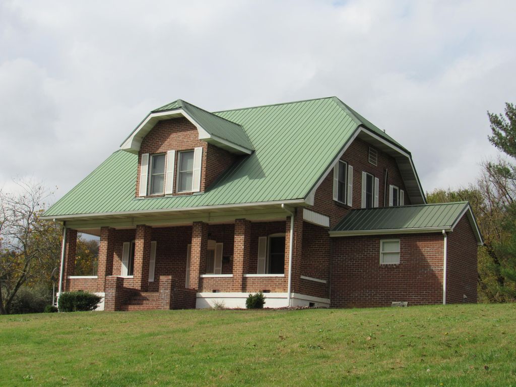 327 S Johnson Dr, Pennington Gap, VA 24277