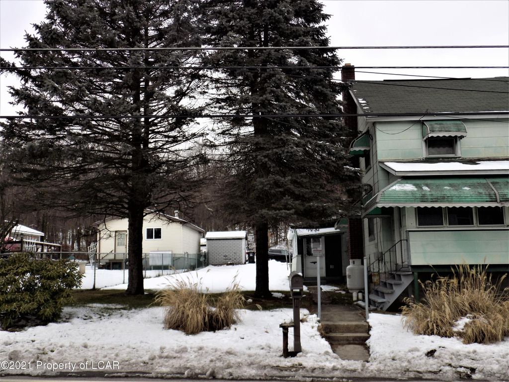 1827 State Route 940 Hwy, Freeland, PA 18224
