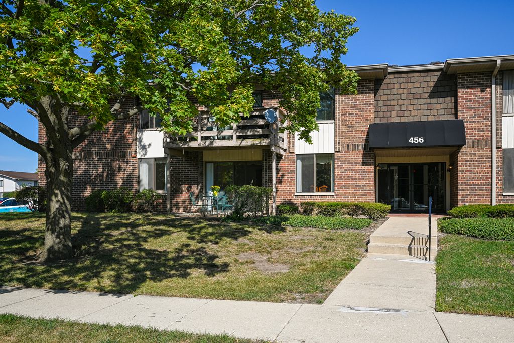 456 Raintree Ct #1A, Glen Ellyn, IL 60137