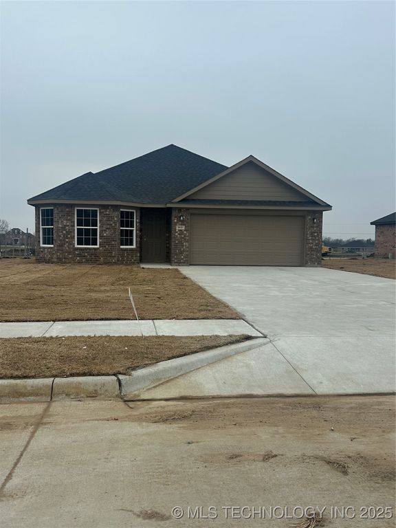 3415 Little John Dr, Durant, OK 74701