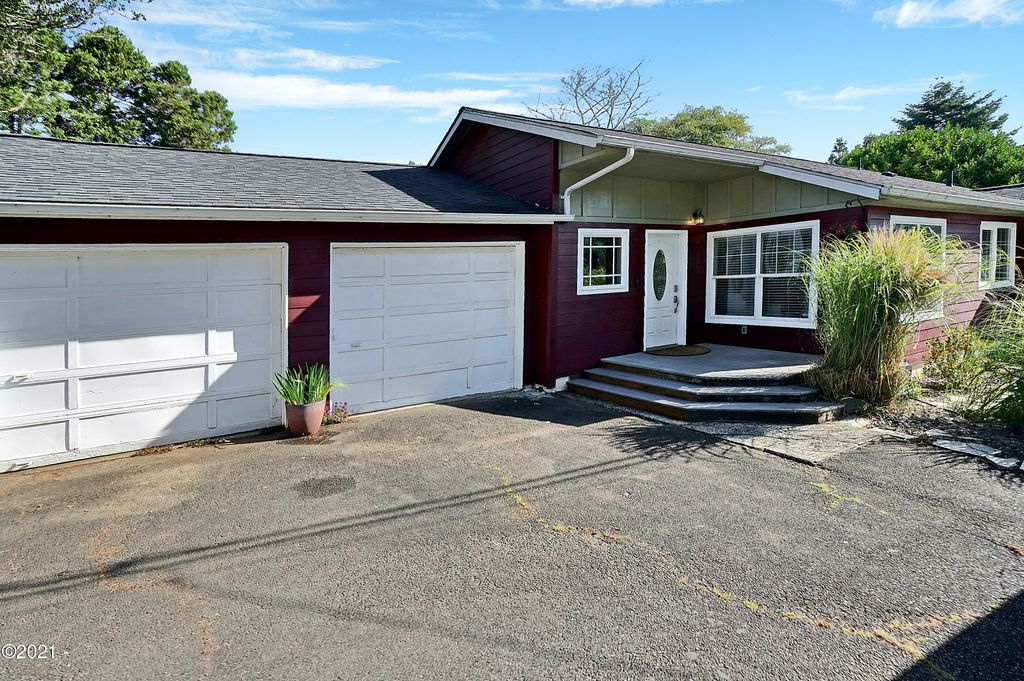 2207 NE 28th St, Lincoln City, OR 97367