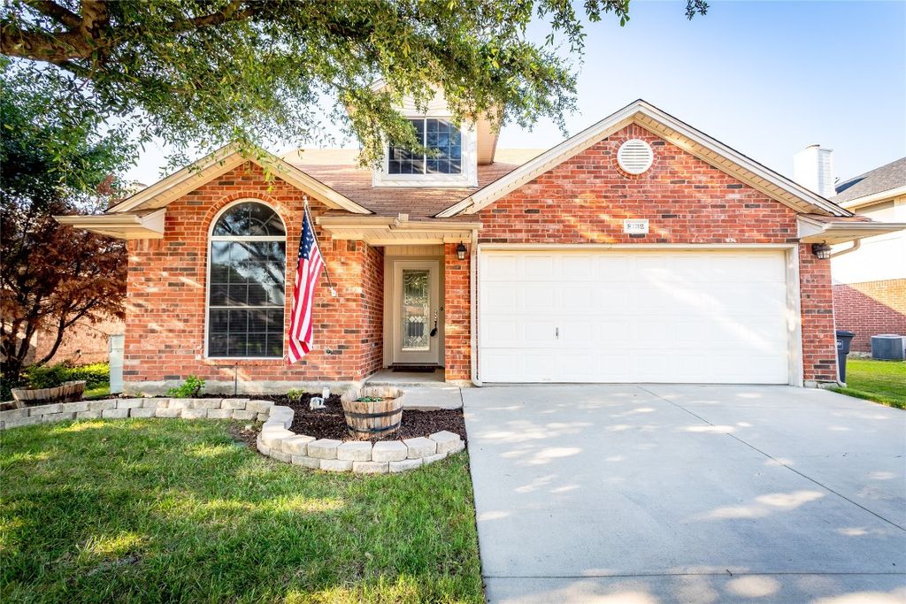 8132 Heritage Place Dr, Fort Worth, TX 76137