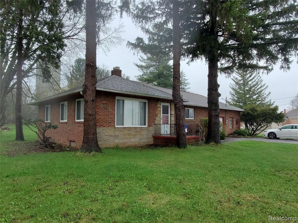 4040 E Atherton Rd, Burton, MI 48519