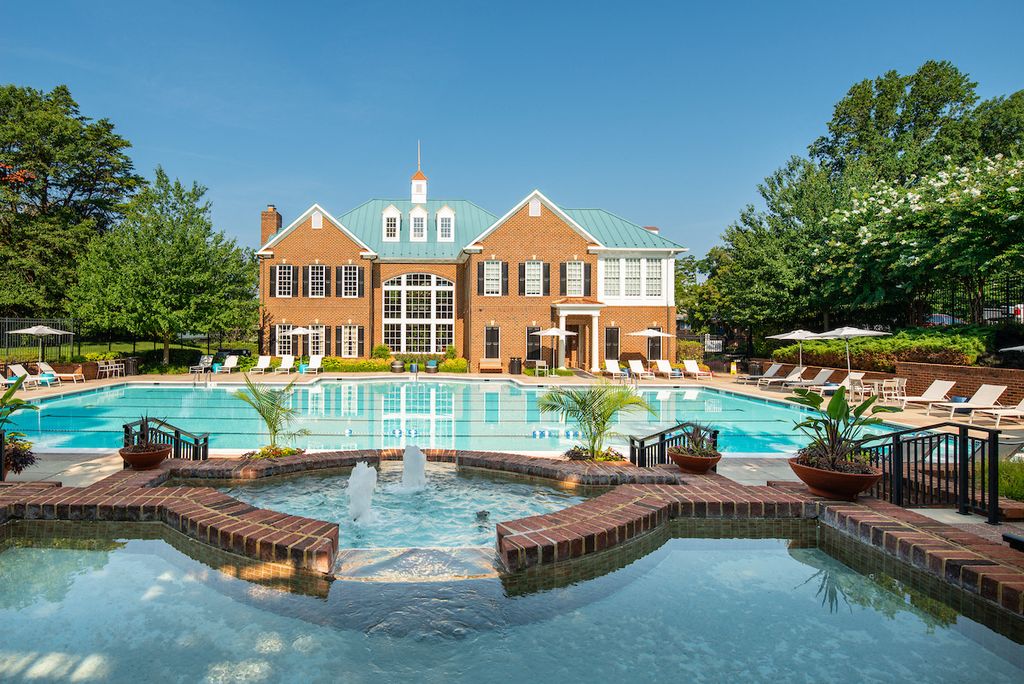 9860 Fairfax Sq, Fairfax, VA 22031