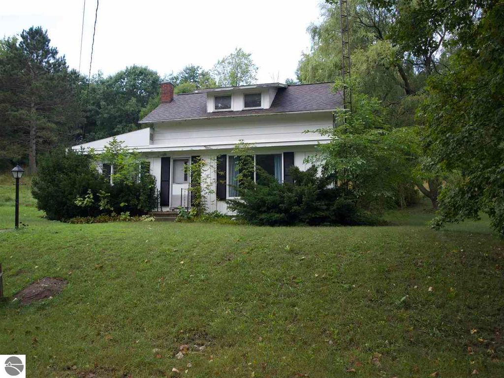 319 W Meinrad St, Lake Leelanau, MI 49653