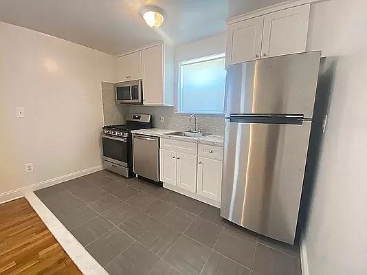68-18 224th St #32, Oakland Gardens, NY 11364