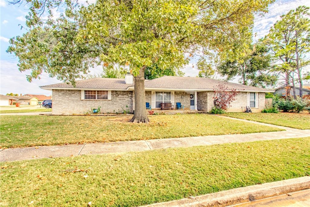 808 Brent Dr, Moore, OK 73170