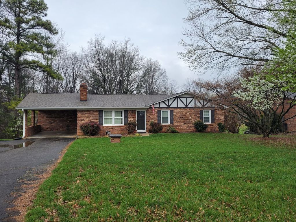 136 Holly Hill Dr, Mount Airy, NC 27030