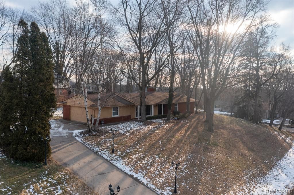 2611 Ogden Dr, West Bloomfield, MI 48323
