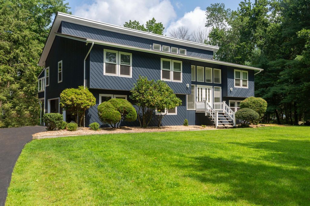 2 Sassi Dr, Croton On Hudson, NY 10520