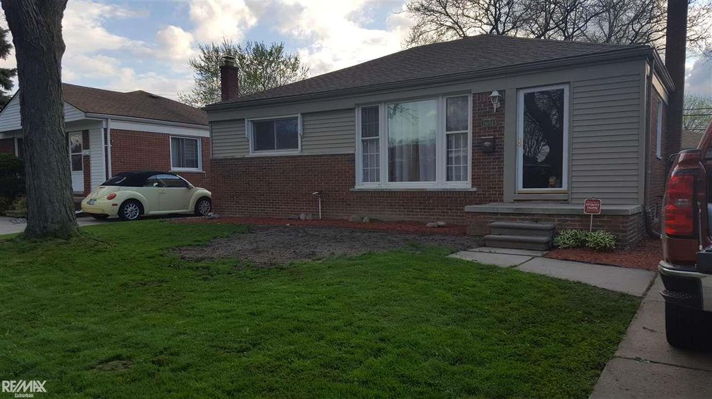 26513 Larchmont St, Saint Clair Shores, MI 48081