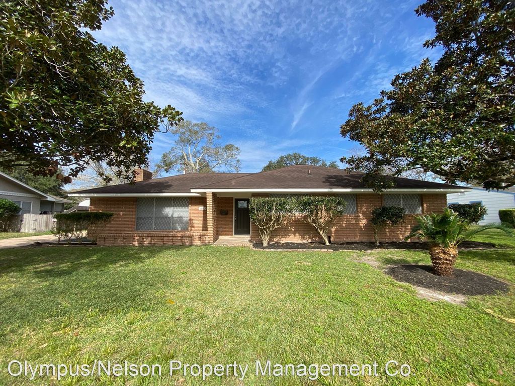 1103 E Cedar St, Angleton, TX 77515
