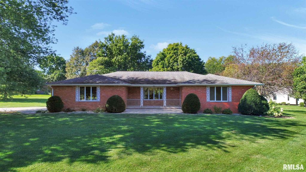 308 E 1st St, Delavan, IL 61734