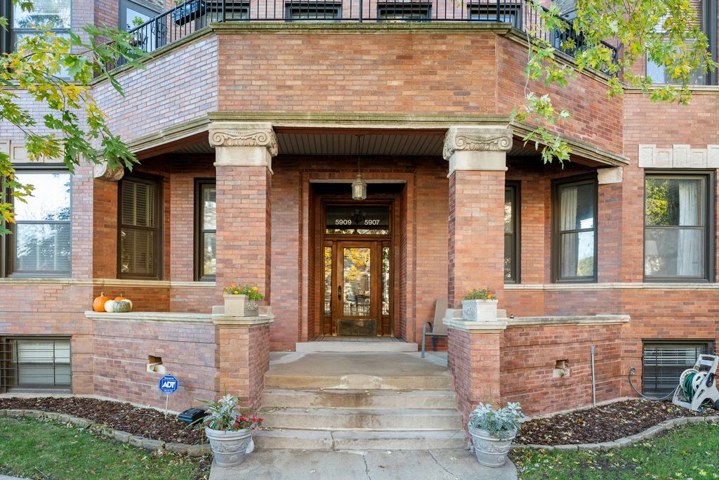 5907 N Winthrop Ave #1S, Chicago, IL 60660