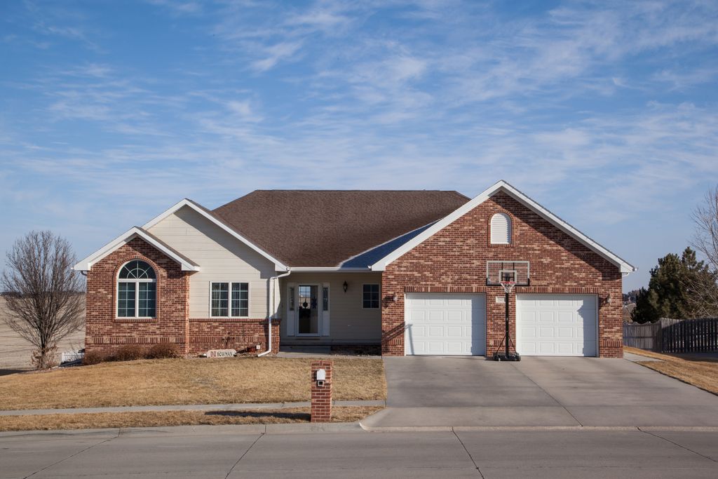 2609 W 48th St, Kearney, NE 68845