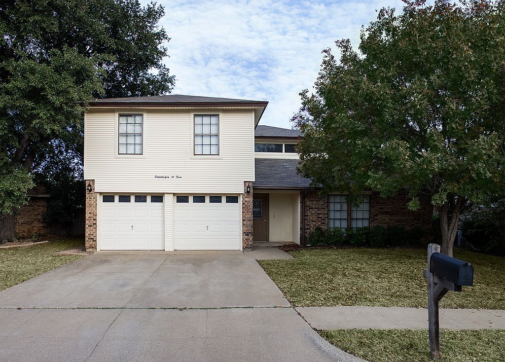 7504 Maplehill Rd, Watauga, TX 76148