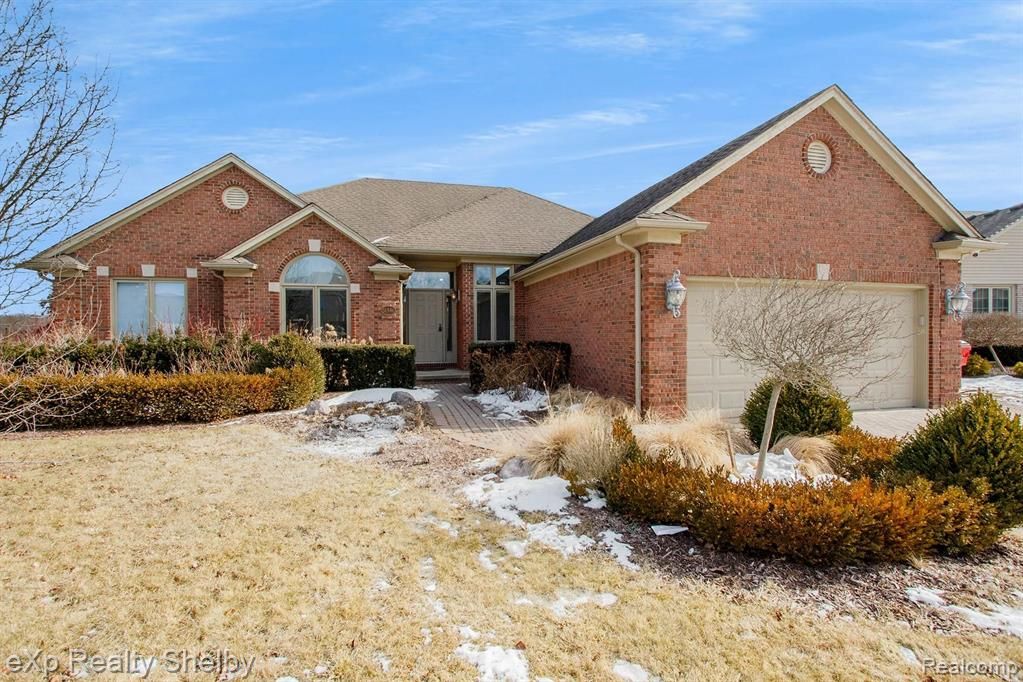 51346 Indian Pointe Dr, Macomb, MI 48042