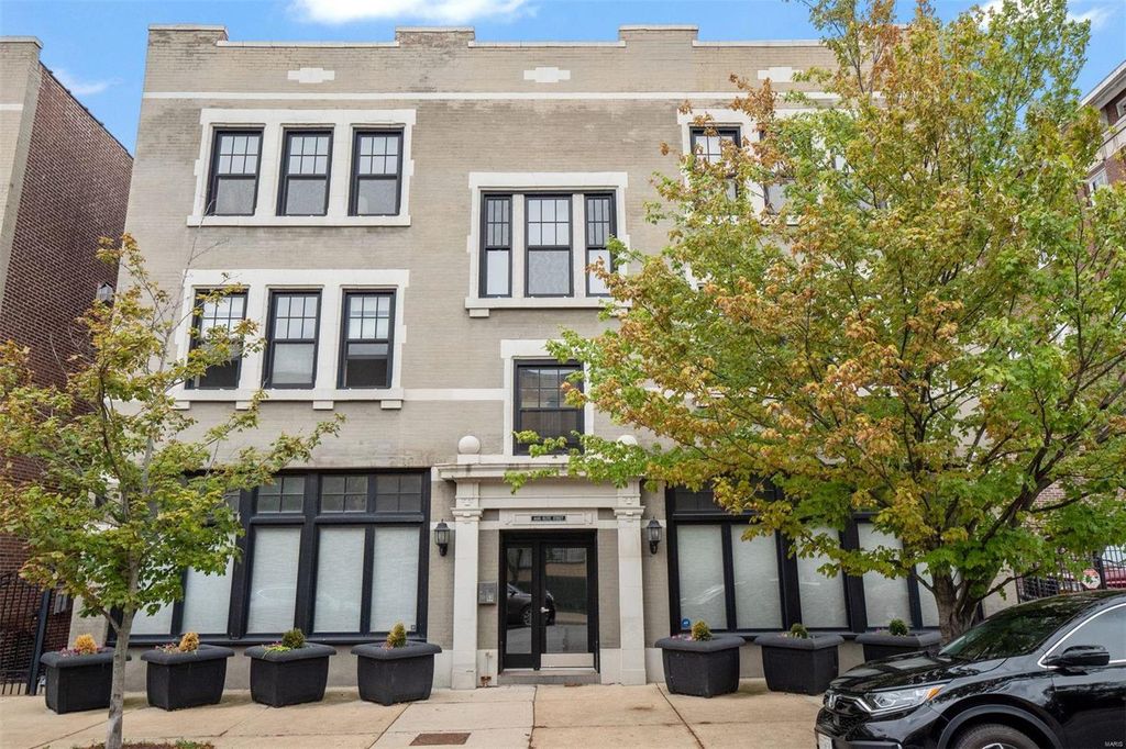 4448 Olive St #302, Saint Louis, MO 63108