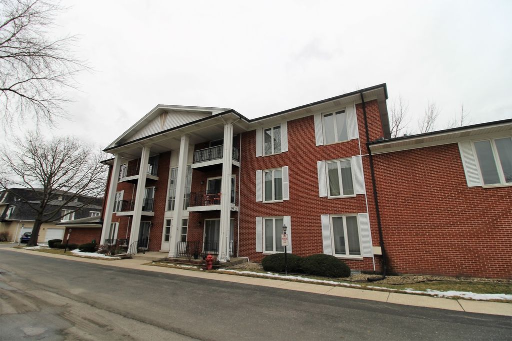 5721 Circle Dr #301, Oak Lawn, IL 60453