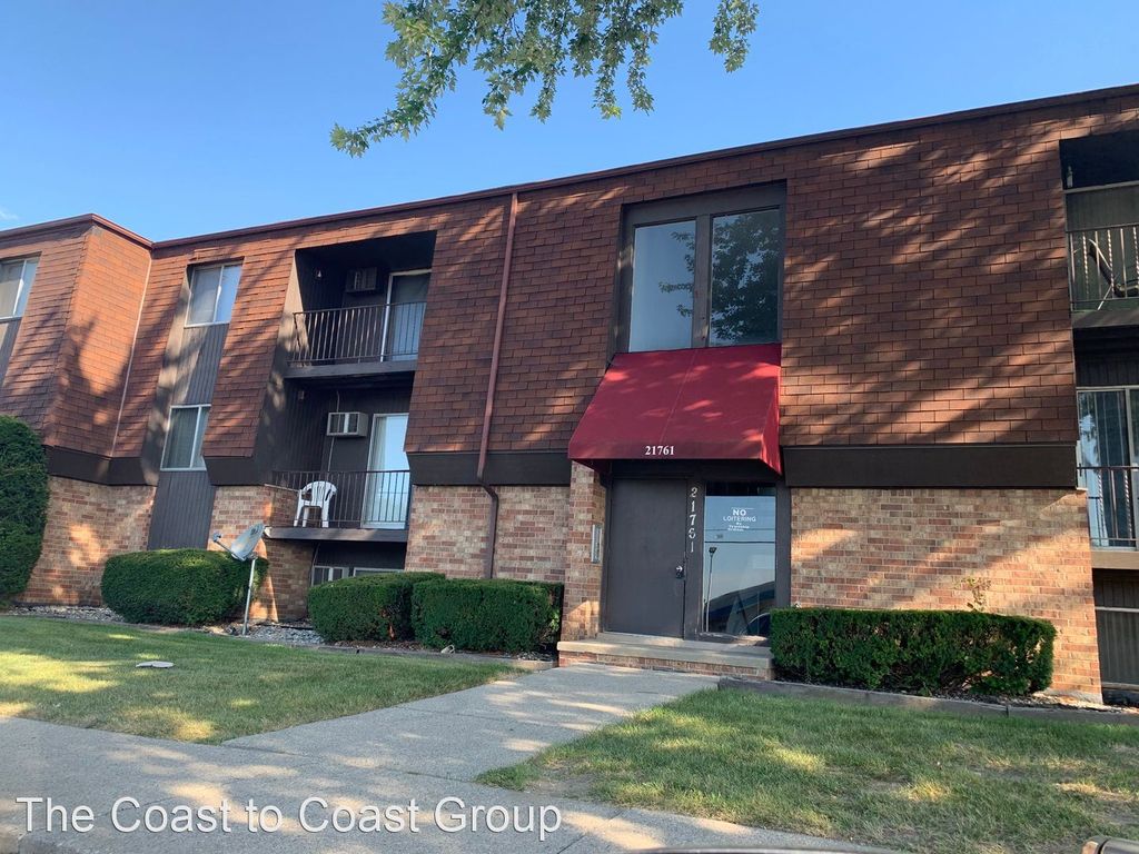 21641 Hillside Dr, Clinton Township, MI 48035