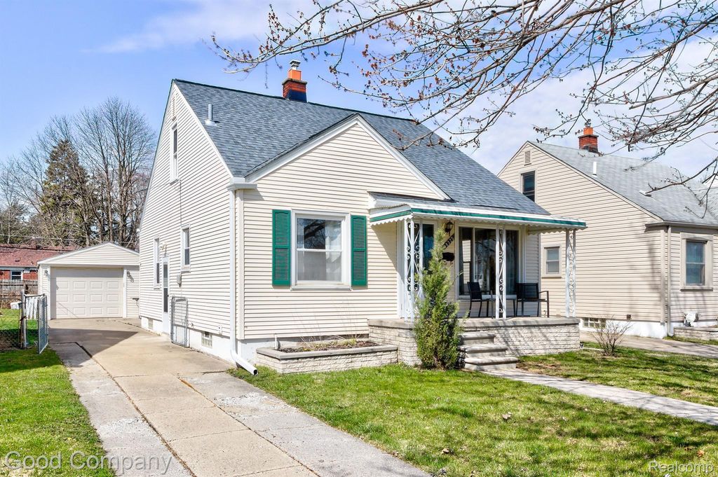 28325 Larchmont St, Saint Clair Shores, MI 48081