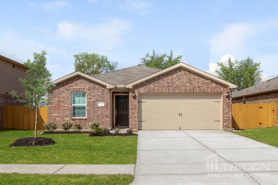 920 American Monarch Dr, La Marque, TX 77568