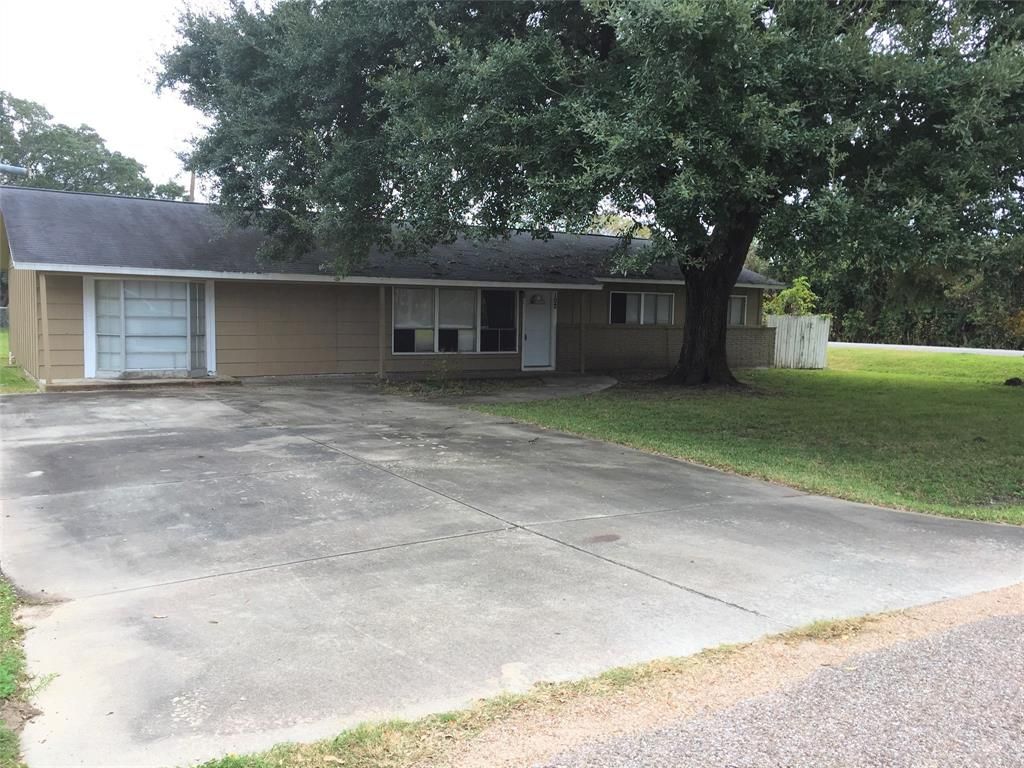 102 Timberlane St, Clute, TX 77531