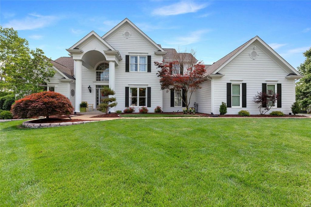 18014 Little Pine Ct, Chesterfield, MO 63005