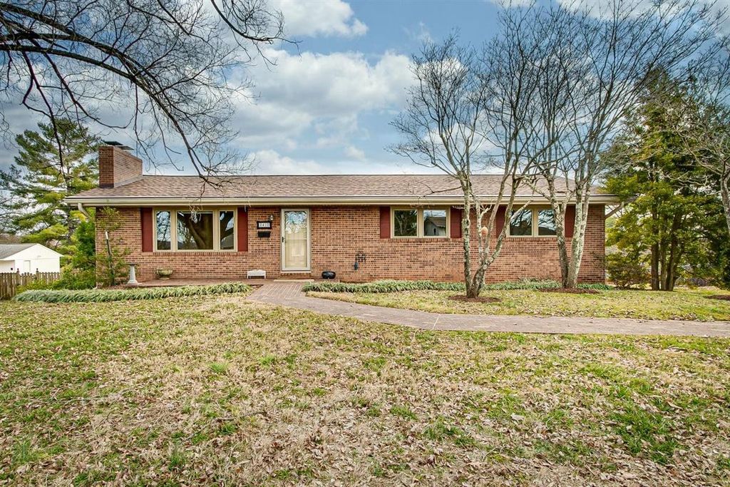 2410 Larkspur Dr, Johnson City, TN 37604
