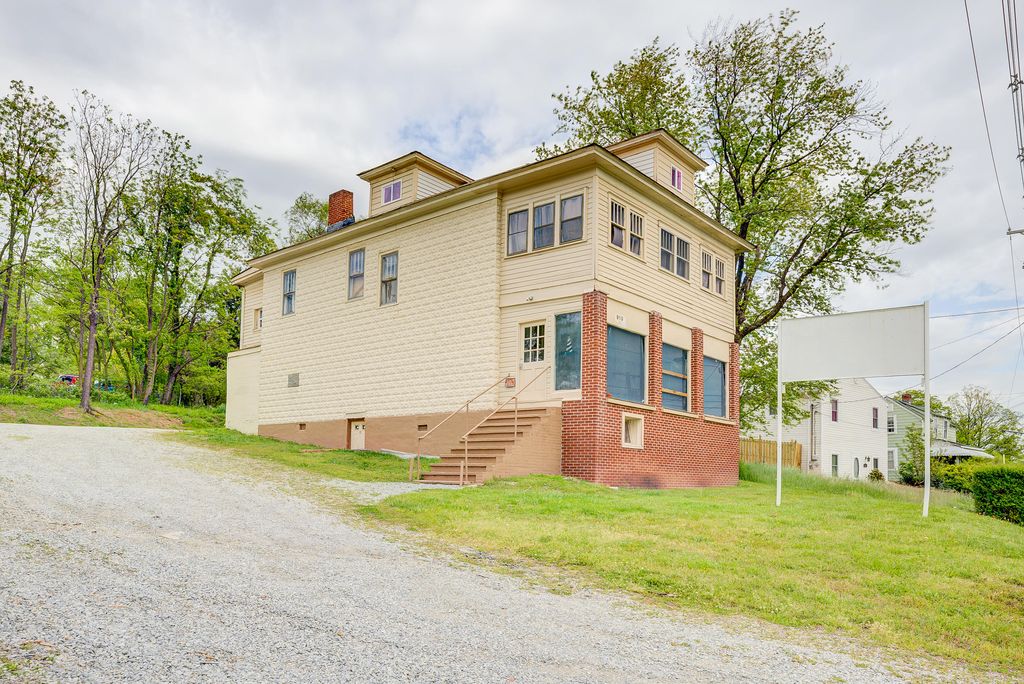 913 E Main St, Salem, VA 24153