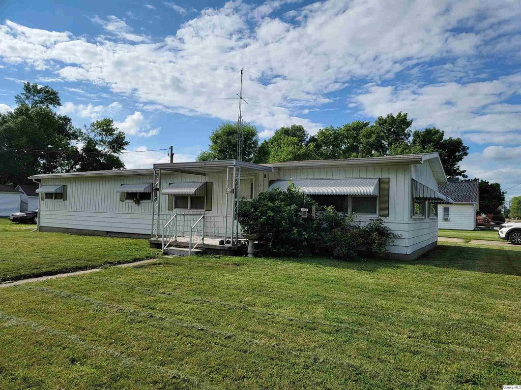 112 E Davis St, Bowen, IL 62316