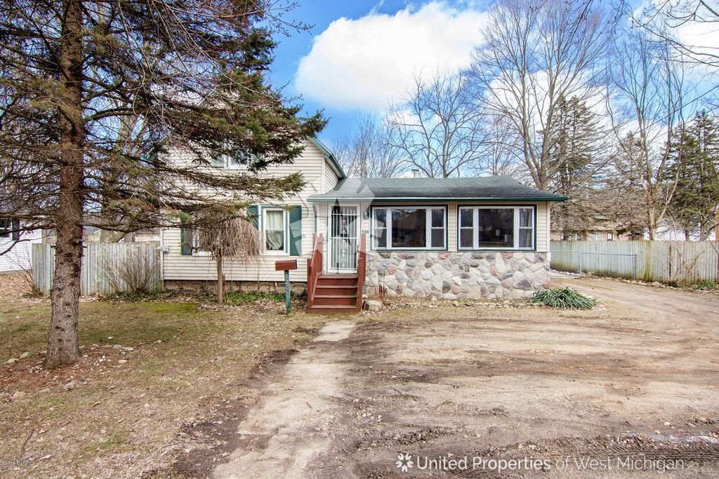 526 N Main St, Plainwell, MI 3 Bed, 1 Bath SingleFamily Home 18