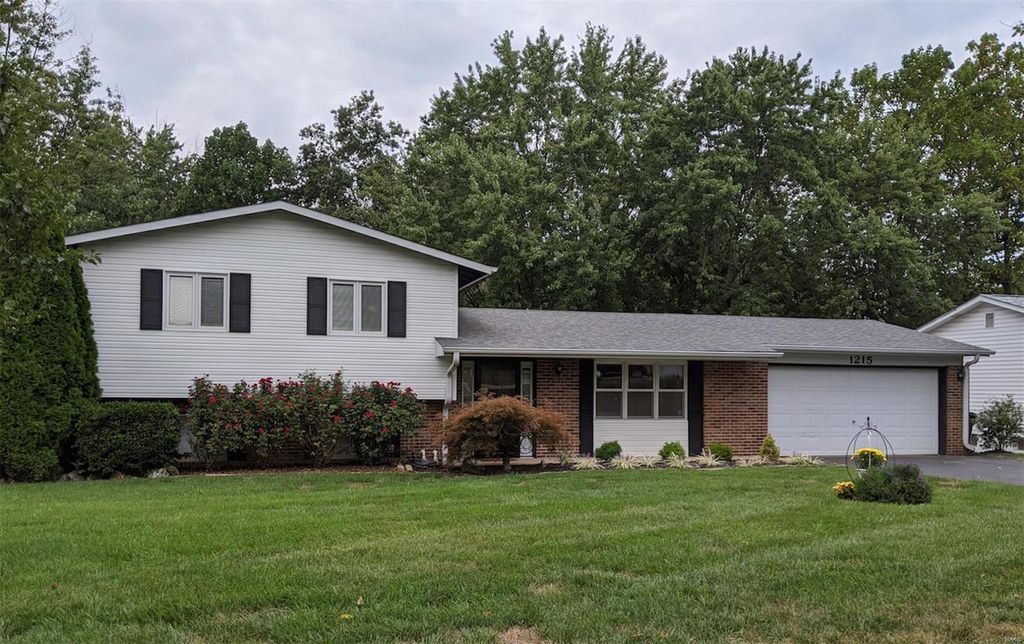 1215 Momarte Ln, Saint Louis, MO 63146