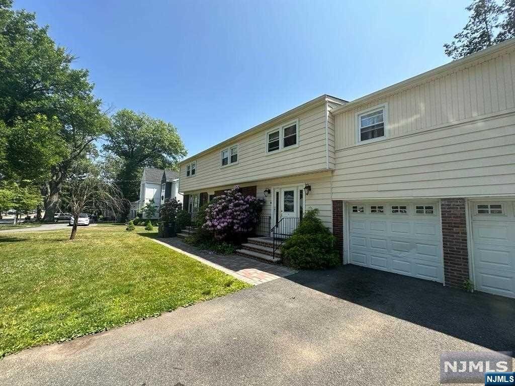 257 Palisade Ave, Garfield, NJ 07026 | MLS# 3977022 | Houzeo, image size:1024x768