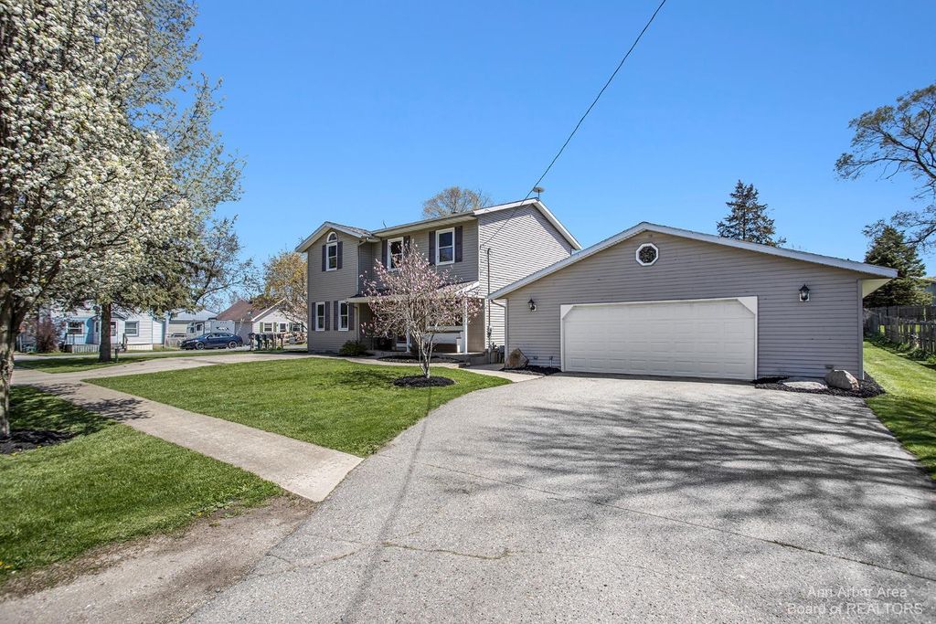 188 N State St, Woodland, MI 48897