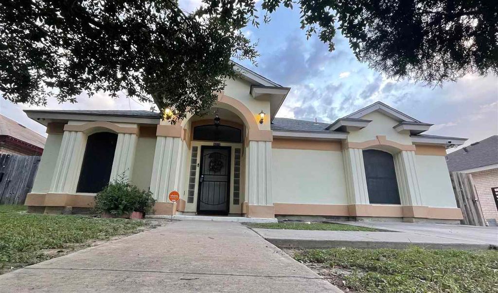 9016 Tulane Dr, Laredo, TX 78045
