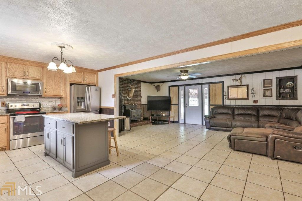 1417 Calvin Murphy Rd, Grantville, GA 6 Bed, 3 Bath SingleFamily