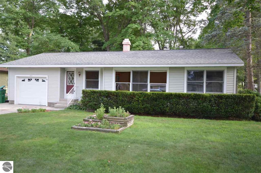 945 N  Forestlane Dr, Traverse City, MI 49686