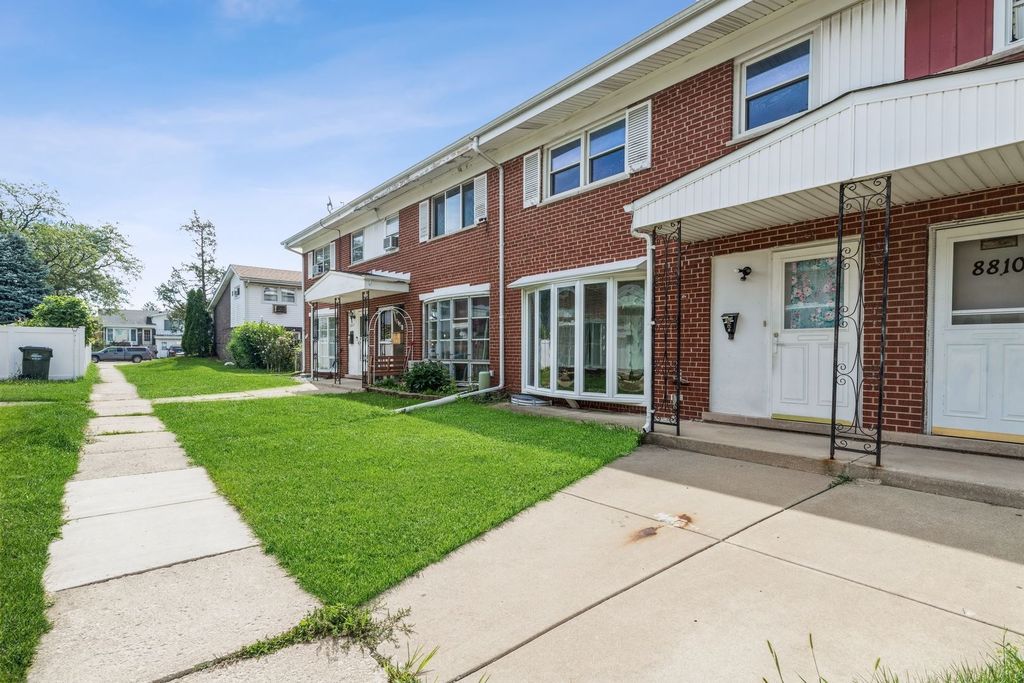 8810 Robin Dr #C, Des Plaines, IL 60016
