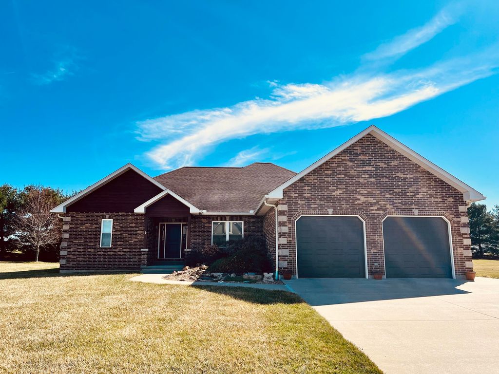 204 Meadow Crest Ct, Marshall, MO 65340