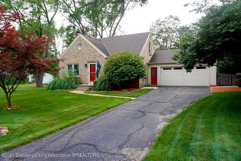 2328 E Libbie Dr, Lansing, MI 48917