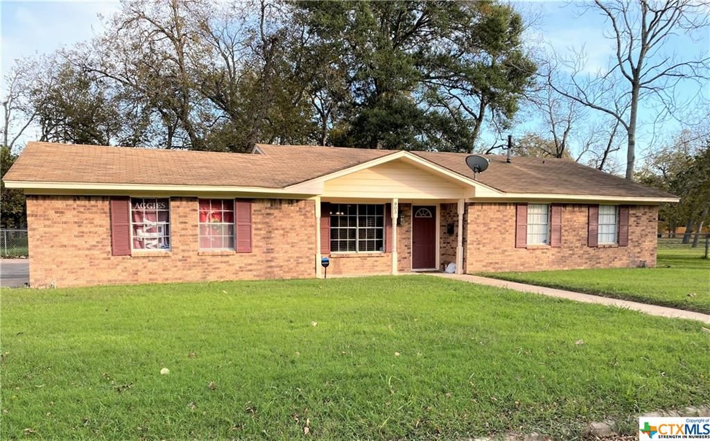 805 N Washington Ave, Cameron, TX 76520