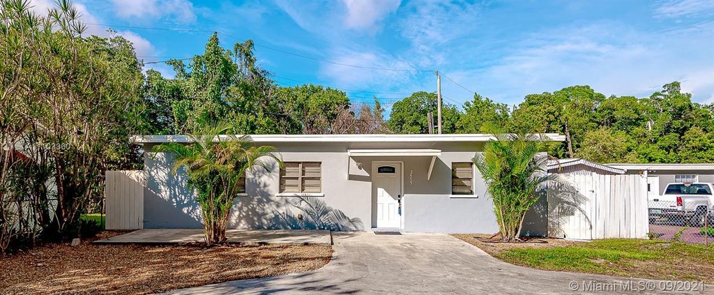 2475 NE 137th St, Miami, FL 33181
